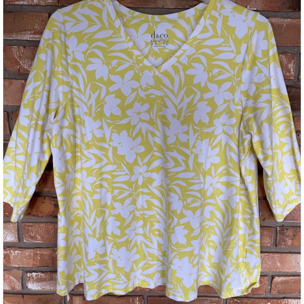 D & C Essential Women’s Plus Size Yellow & White Floral Print Tee V-Neck